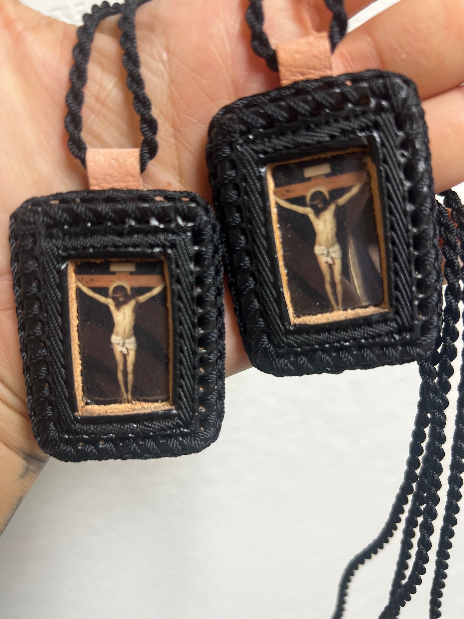 Jesus crucified escapulario 